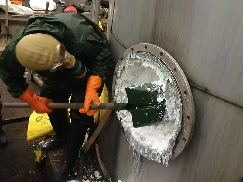 清理甲醛储存罐